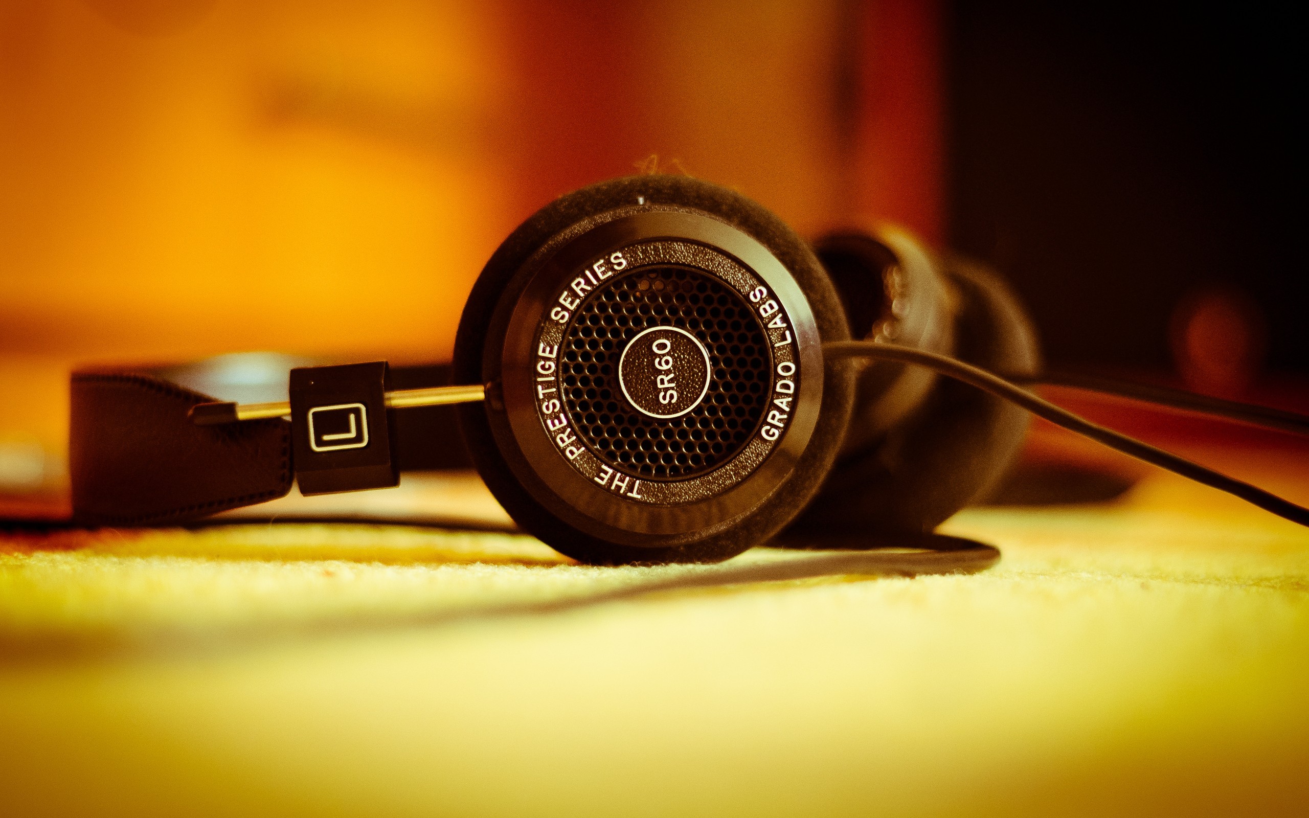 Top 5 Headphones To Listen Music While Using Social Media